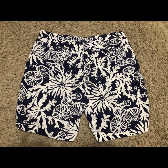 EUC Lily Pulitzer Avenue Floral Shorts - Picture 3 of 3